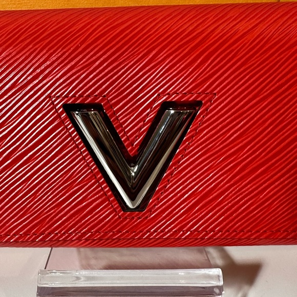 Louisa Vuitton twist lock epi leather long wallet. SOLD OUT COLOR - Picture 10 of 16